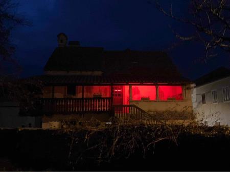 Osvetlitev Škrateljnove domačije ob svetovnem dnevu boja proti AIDS-u